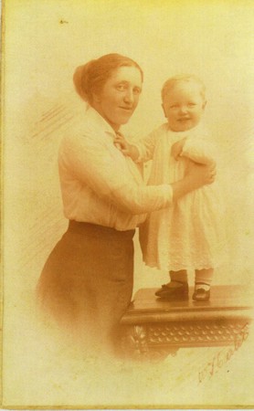 frankland/images/Gladys Holt nee Topham and Fred Holt in 1916