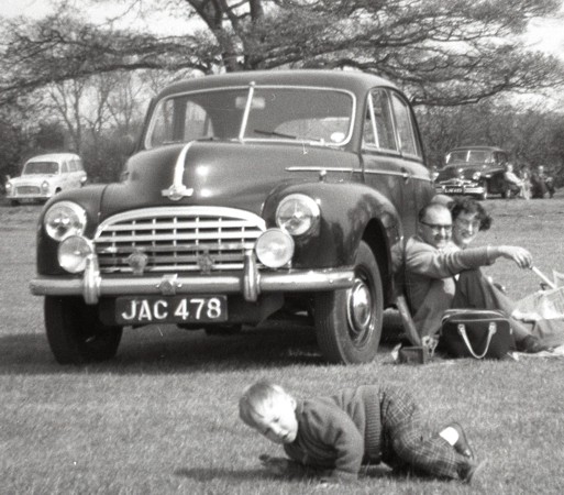 thomas/images/Gordon_David_Thomas_1921_Cars_in19xx_Morris_Oxford_MO