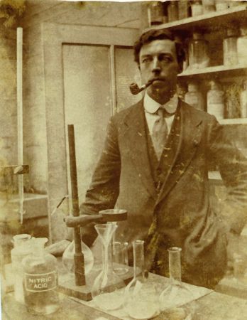 thomas/images/Hubert_David_Thomas_1889_in_lab