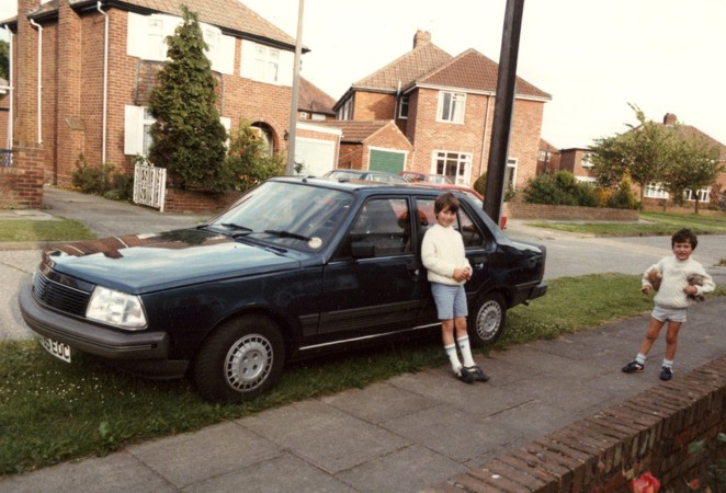 thomas/images/Roger_Nicholas_Thomas_1950_Cars_in1985_Renault_18